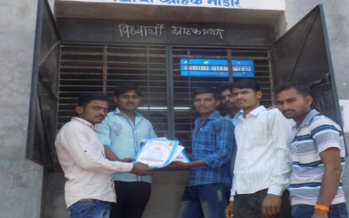 Students purchasing at the door of Vidyarthi Sahkari Grahak Bhandar