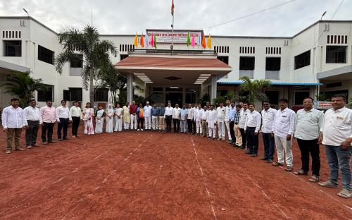 Pricipal Dr.V.S.Khandhare and College Staff